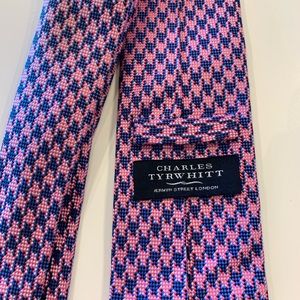 Men’s Charles Tyrwhitt neck tie.